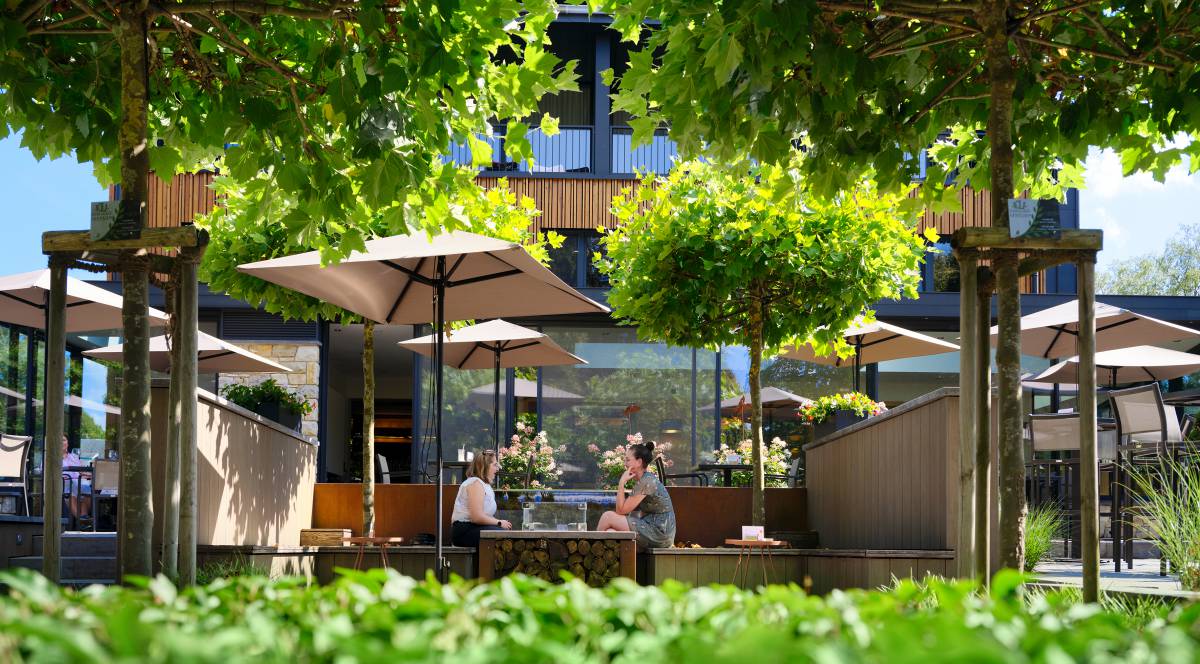 Frauen sitzen auf der Terrasse des Naturhotel Bütgenbacher Hof