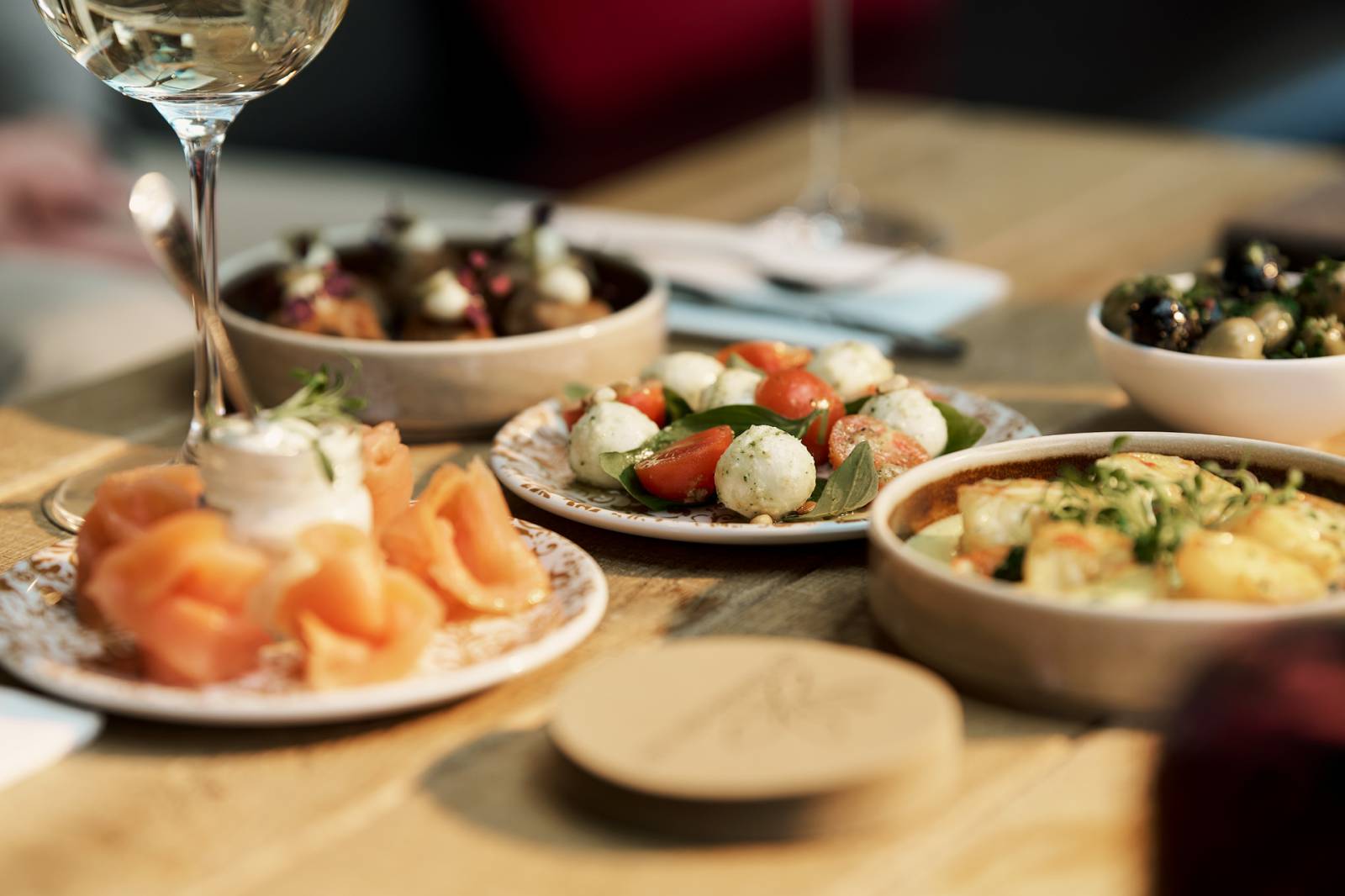 Salate und Snacks stehen auf einem Tisch