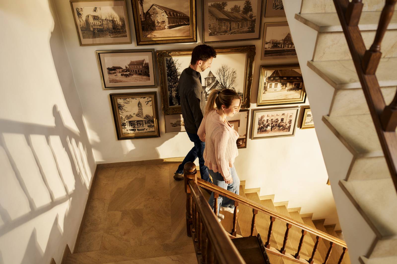 Paar läuft im Hotel Bütgenbacher Hof die Treppe herunter