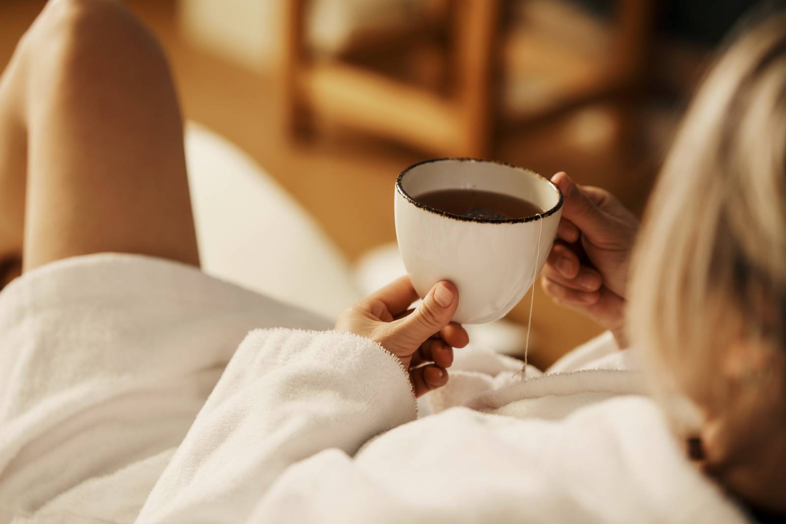 Frau trinkt eine Tasse Tee