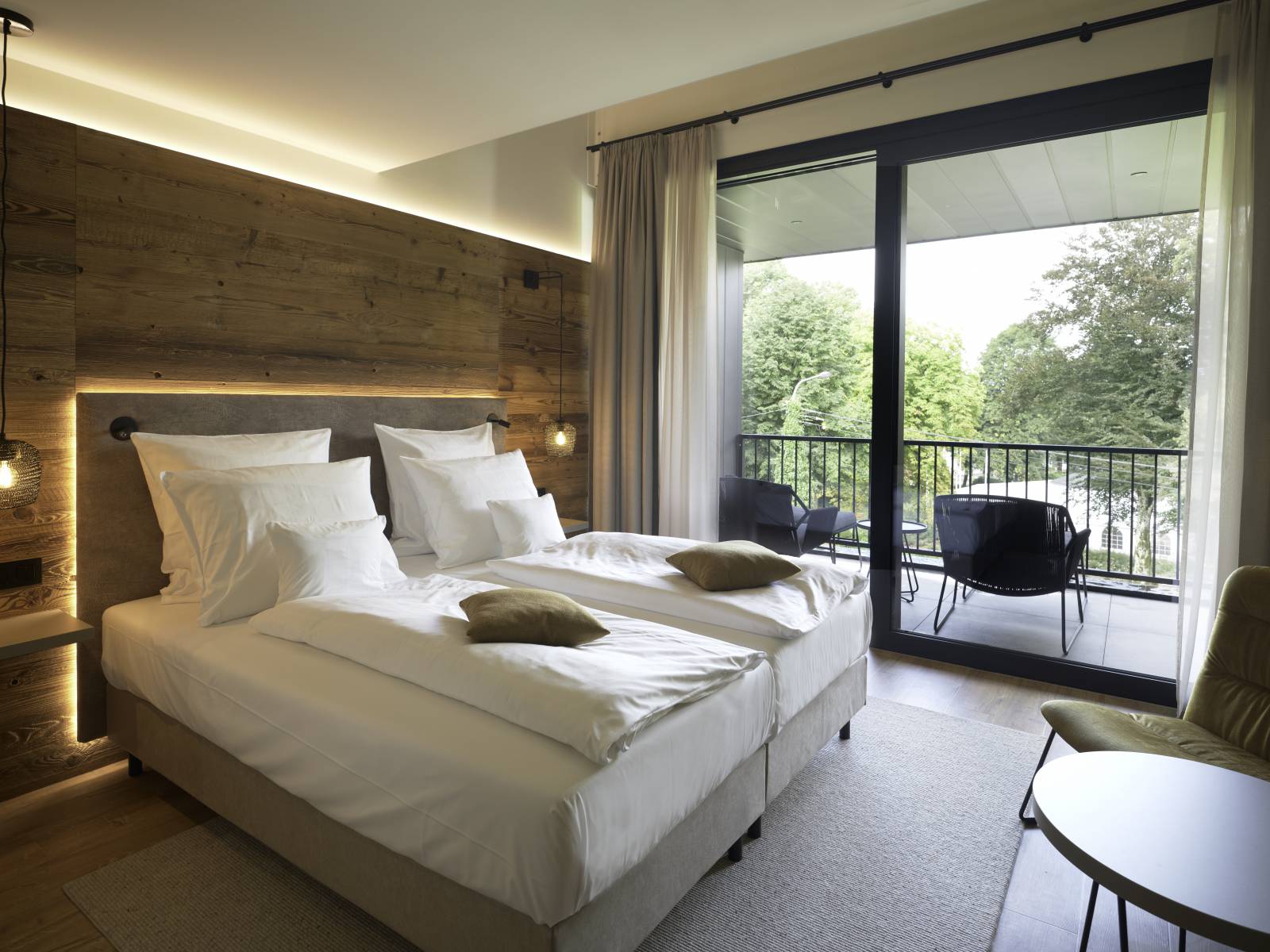 Doppelbett mit Balkon im Naturhotel Bütgenbacher Hof