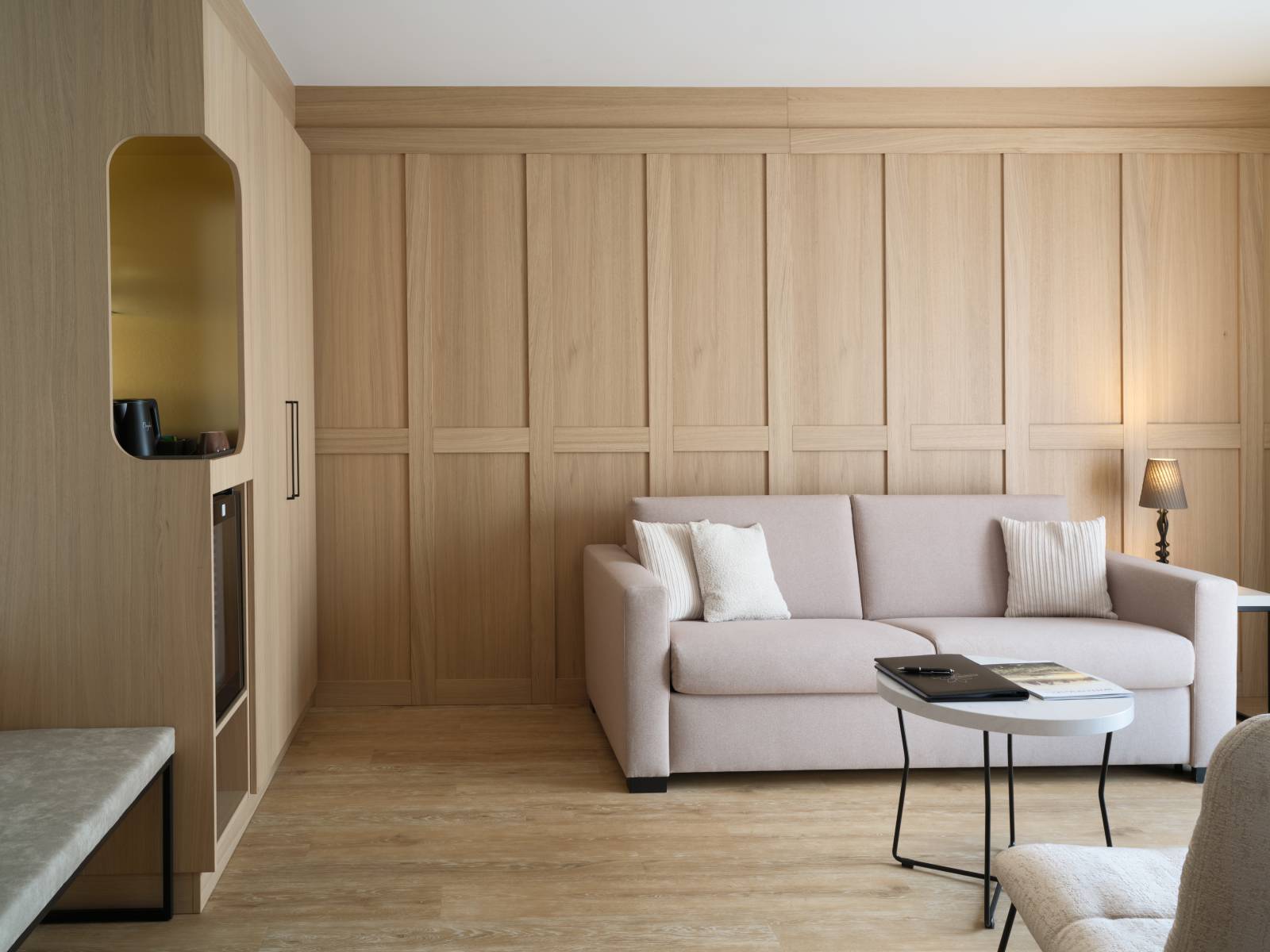 Innenansicht Suite mit Sofa und Loungebereich im Naturhotel Bütgenbacher Hof