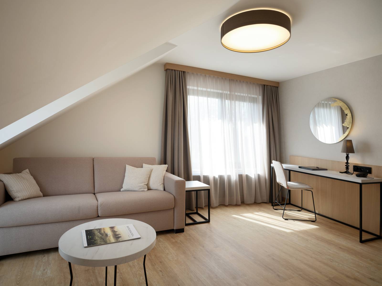 Innenansicht Suite mit Dachterrasse und Loungbereich