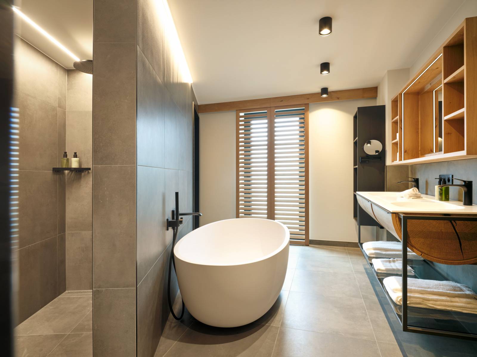 Freistehende Badewanne in der Suite im Naturhotel Bütgenbacher Hof