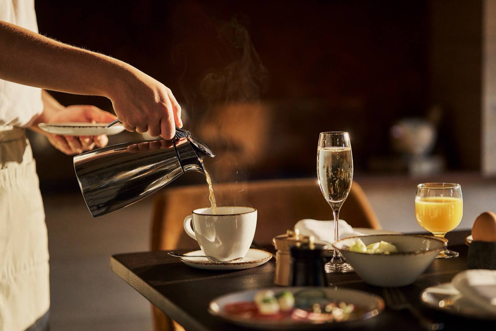 Service Mitarbeitende schenkt Kaffee ein