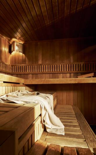 Ein Handtuch liegt in einer Sauna