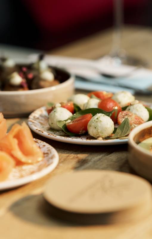 Salate und Snacks stehen auf einem Tisch