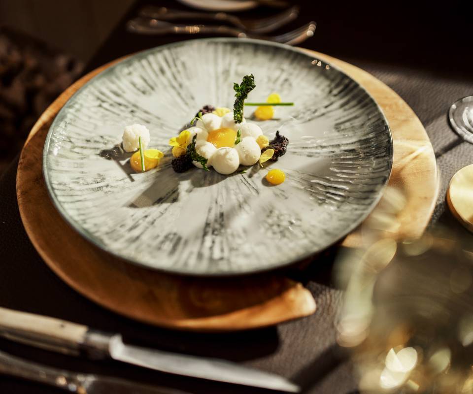 Vorspeise mit Gemüse und frittierten Kräutern