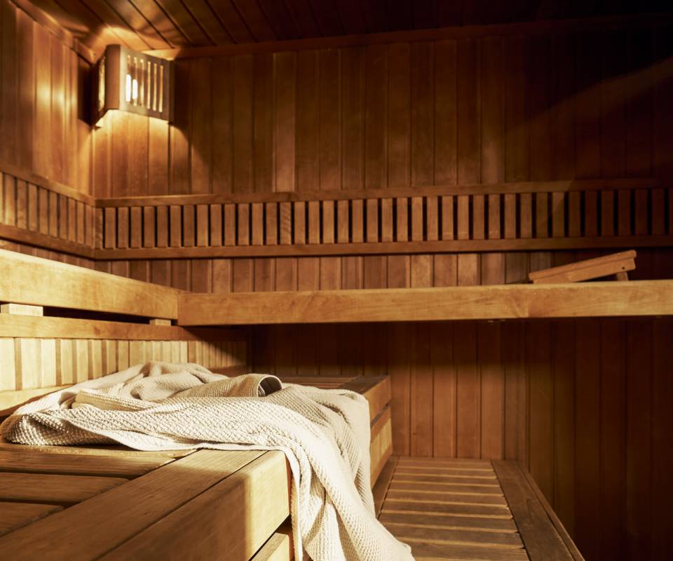 Ein Handtuch liegt in einer Sauna