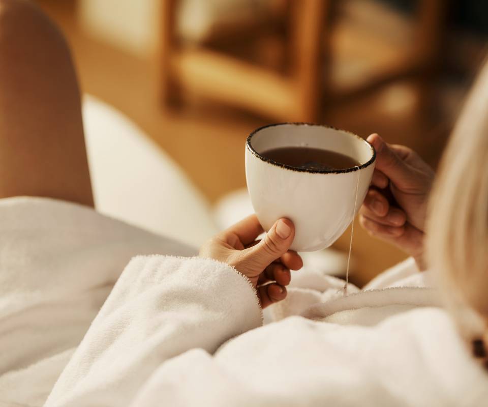Frau trinkt eine Tasse Tee