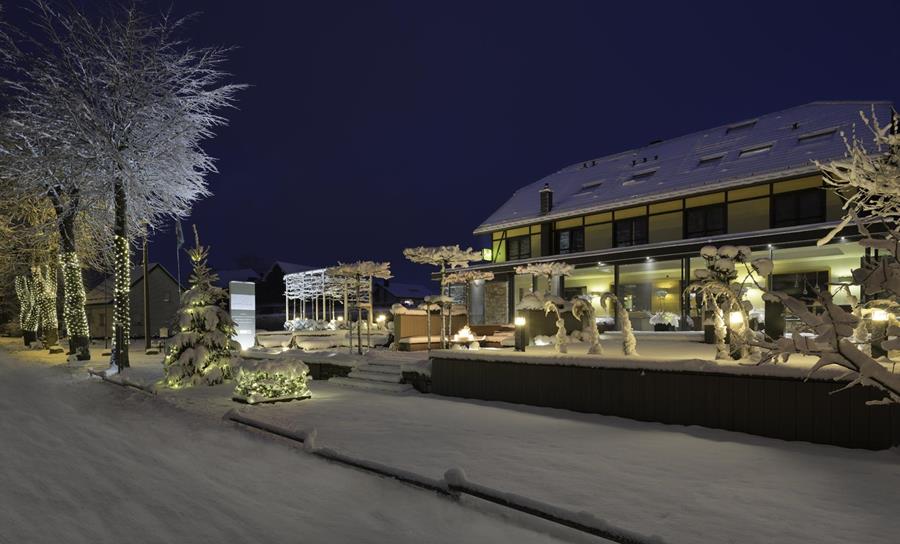 Hotel in een besneeuwde mantel